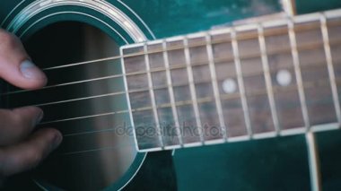 Adam akustik gitar çalmak. Ağır çekim