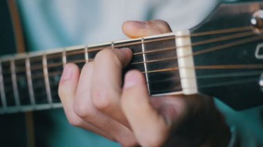 Adam akustik gitar çalmak. Ağır çekim