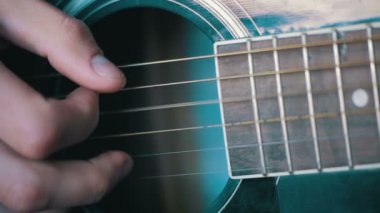 Adam akustik gitar çalmak. Ağır çekim
