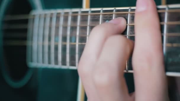 Чоловік грає на акустичній гітарі — стокове відео