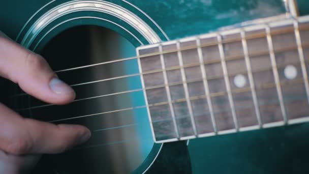 Člověk hraje akustická kytara. Zpomalený pohyb — Stock video