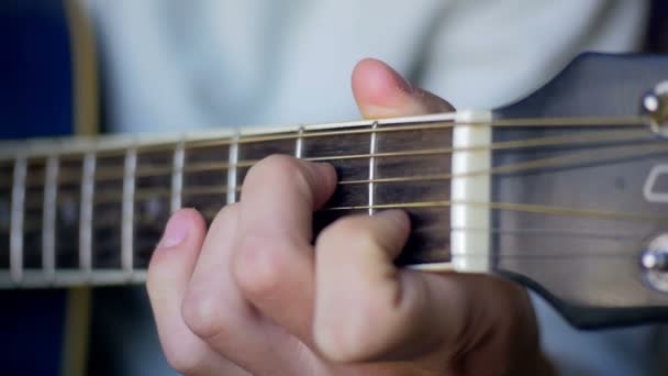 Homem a tocar guitarra acústica. Movimento lento — Vídeo de Stock