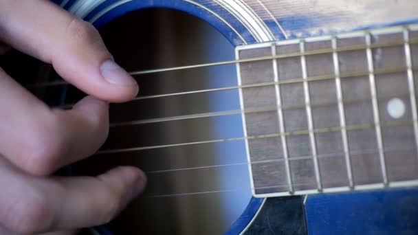 Homem a tocar guitarra acústica. Movimento lento — Vídeo de Stock