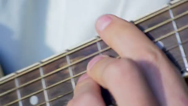 Muž hrající na akustickou kytaru — Stock video