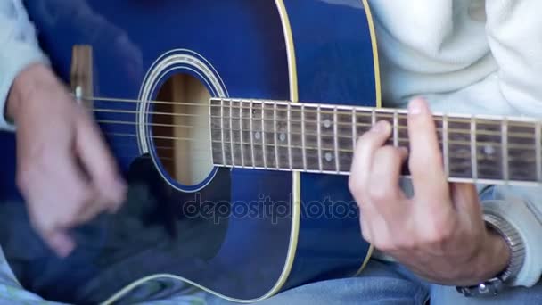 アコースティックギターを弾く男 — ストック動画