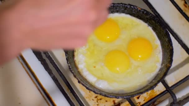 Œufs frits préparés dans une poêle 