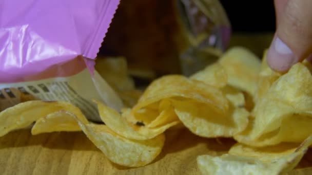 Kartoffelchips in der rotierenden Verpackung — Stockvideo