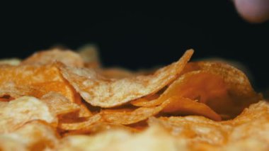 Patates cipsi Siyah Arkaplanda Dönüyor