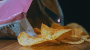 Patates cipsi paketi dönen içinde