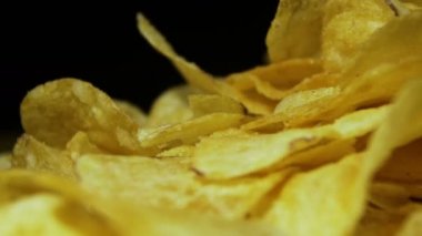 Patates cipsi Siyah Arkaplanda Dönüyor