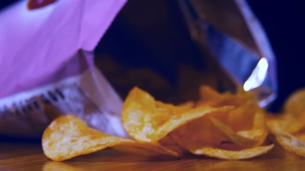 Chips de pommes de terre en paquet rotatif — Video