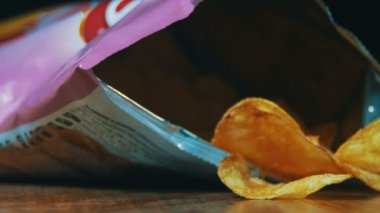 Patates cipsi paketi dönen içinde