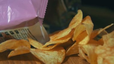 Patates cipsi paketi dönen içinde