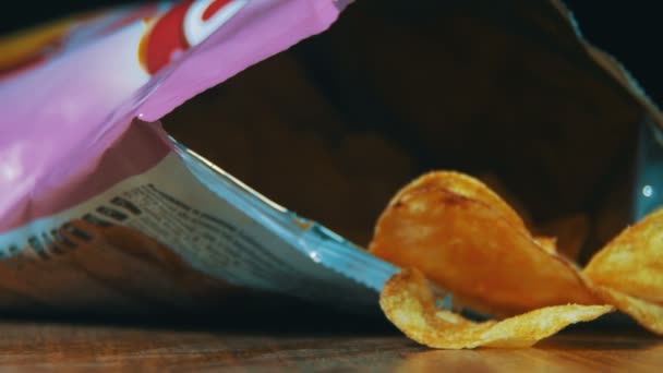 Batatas fritas no pacote rotativo — Vídeo de Stock
