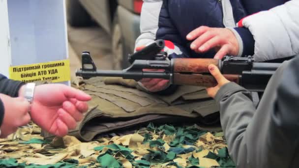 Wapens, automaten, munitie, granaten en opsommingstekens zijn op tafel, en militaire — Stockvideo