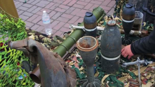 自动机、 手榴弹、 弹药、 子弹的武器是在桌子上，和军事 — 图库视频影像