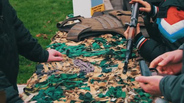 Wapens, automaten, munitie, granaten en opsommingstekens zijn op tafel, en militaire — Stockvideo