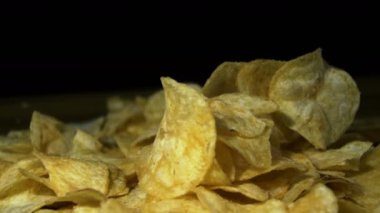 Patates cipsi Siyah Arkaplanda Dönüyor