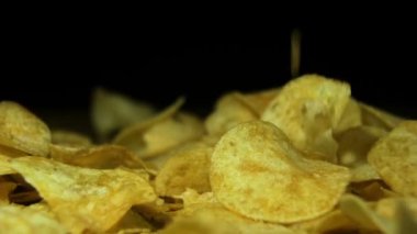 Patates cipsi yavaş siyah arka plan üzerinde dönen