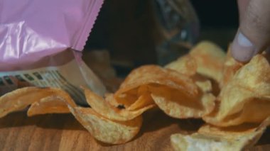 Patates cipsi paketi dönen içinde