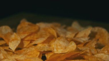 Patates cipsi yavaş siyah arka plan üzerinde dönen