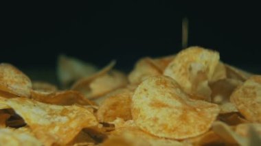 Patates cipsi yavaş siyah arka plan üzerinde dönen