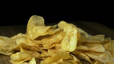 Patates cipsi Siyah Arkaplanda Dönüyor