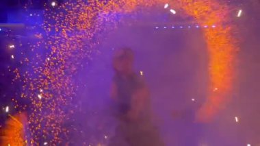 Ateş gösterisi performansını ve konserinde havai fişek. Ağır çekim