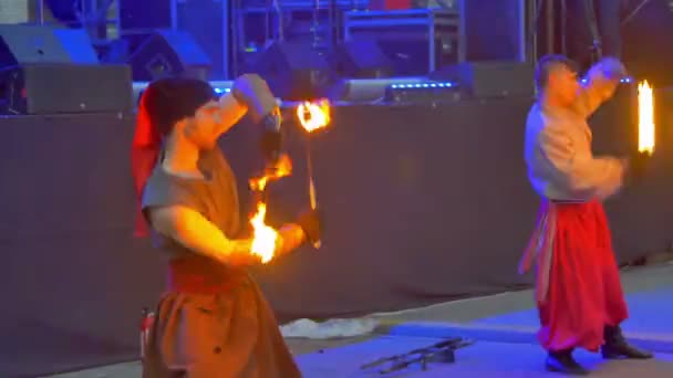 コンサートで火ショーのパフォーマンス — ストック動画