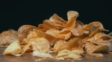 Patates cipsi Siyah Arkaplanda Dönüyor