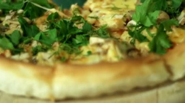 Pizza pizzacı ahşap bir tepside