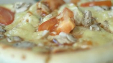 Pizza pizzacı ahşap bir tepside
