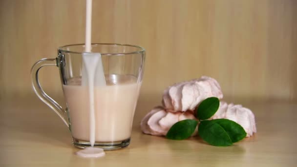 Jogurt se nalije do průhledného skla na dřevěný stůl v pomalém pohybu — Stock video