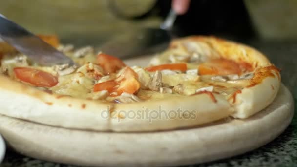 Pizza em uma bandeja de madeira na pizzaria — Vídeo de Stock