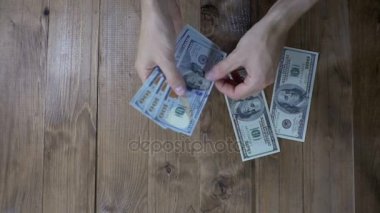 Adam ellerini Doları Lirası ahşap bir masa üstünde göz önünde bulundurun. Ağır çekim