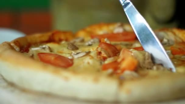 Pizza na drewnianej tacy w pizzerii — Wideo stockowe