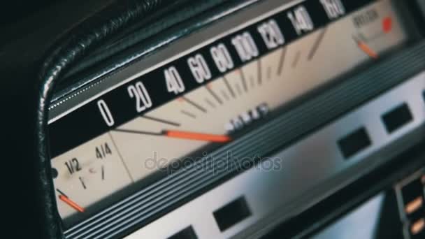 Retro autó sebességmérő. — Stock videók
