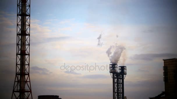 Rauch aus Rohren der Industrieanlage in der Stadt. — Stockvideo