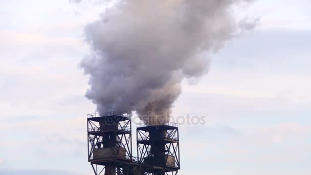 Humo de Tuberías de la Planta Industrial de la Ciudad . — Vídeos de Stock