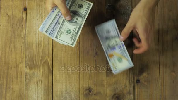 Man Hands Considerare Dollaro Banconote su un tavolo di legno . — Video Stock