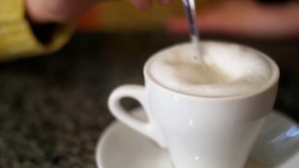 Fille avec un café dans un café 