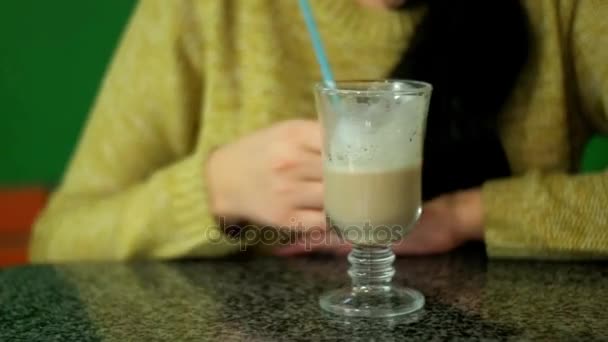 Κορίτσι με ένα καφέ Latte σε ένα Cafe — Αρχείο Βίντεο