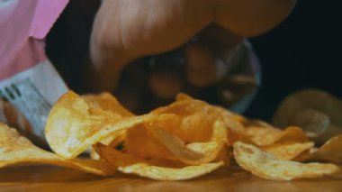 Patates cipsi paketi dönen içinde