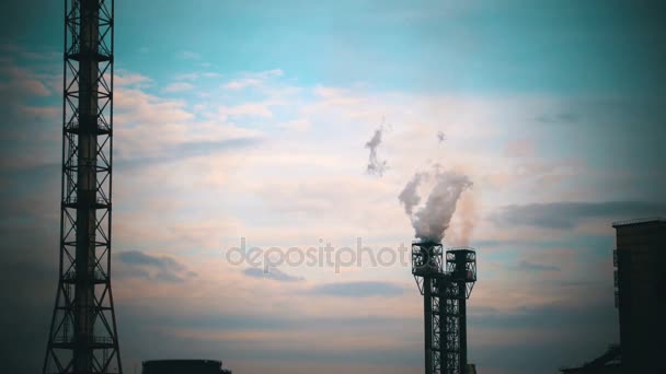 Roken van buizen van de industriële fabriek in de stad. — Stockvideo