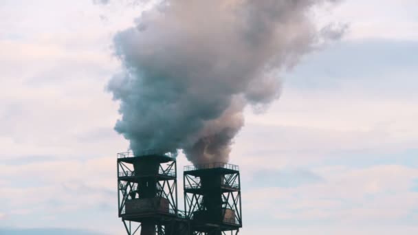 Дым из труб промышленного завода в городе . — стоковое видео