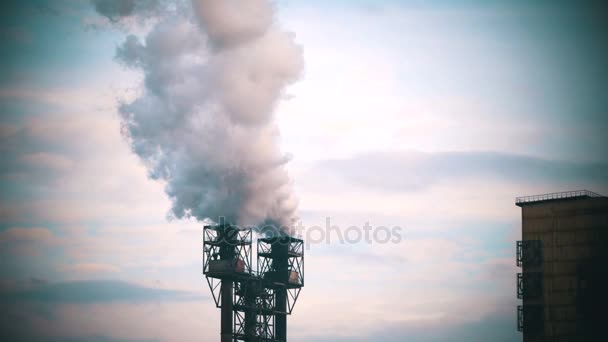 市内で工場のパイプから煙. — ストック動画