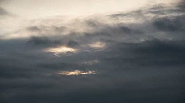 Mavi gökyüzü ve güneş hareket bulutlar