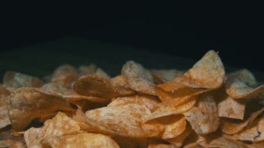 Patates cipsi Siyah Arkaplanda Dönüyor