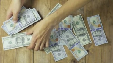 Doları Lirası ahşap bir masa üstünde