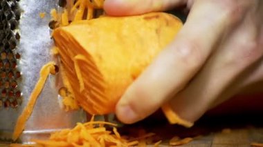 Rende havuç ev mutfak ovuşturdu. Ağır çekim